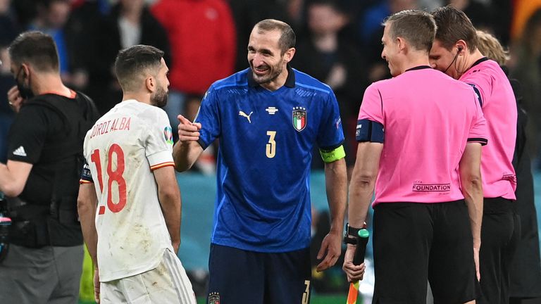 Anscheinend gab es Diskussion darüber, wer die Seitenwahl wirklich gewonnen hatte. Chiellini nahm es mit Humor, rief "Lügner! Lügner!" zu Jordi Alba, der sichtlich weniger Spaß an der Aktion hatte und ernst blieb. 