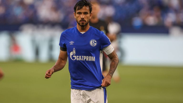 Schalke-Kapitän Danny Latza muss beim Saisonauftakt gegen den Hamburger SV verletzt ausgewechselt werden. 