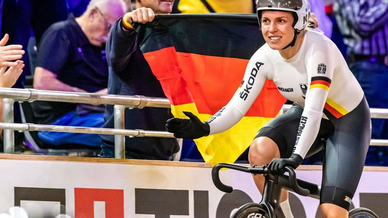 Bahnrad - Sprint: Finale der Frauen am Sonntag, 8 August um 04:20 Uhr. Aus dem Schatten von Kristina Vogel ist Emma Hinze längst herausgesprintet. In Tokio zählt sie zu den Favoritinnen.
