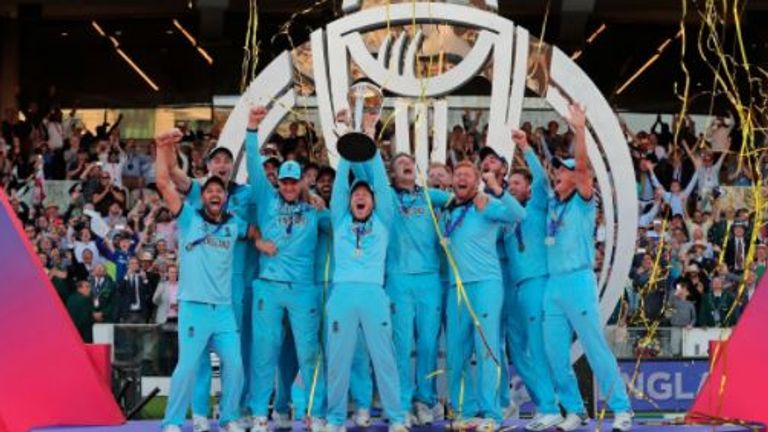 Englands Kapitän Eoin Morgan hebt die Trophäe nach dem Gewinn der Cricket-Weltmeisterschaft 2019 hoch.