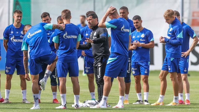 Schalke-Coach Dimitrios Grammozis heizte seiner Mannschaft im Trainingslager ordentlich ein. 