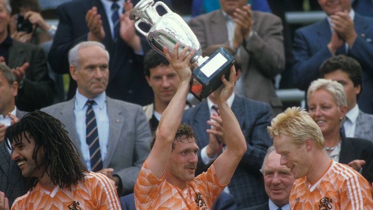 Berry van Aerle gewinnt mit der Niederlande die EM 1988.