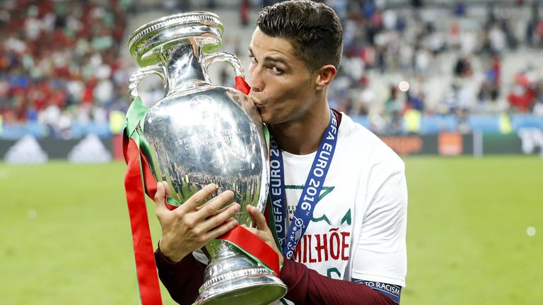 Cristiano Ronaldo gewinnt 2016 mit Portugal die Europameisterschaft.