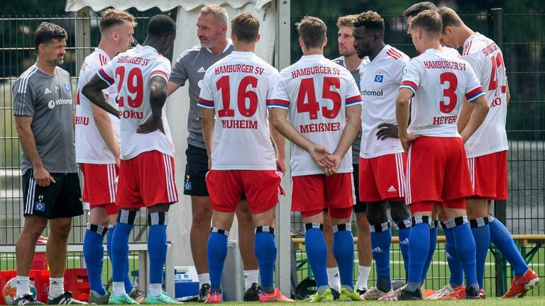Der Hamburger SV hat in den vergangenen drei Spielzeiten jeweils den 4. Platz in der 2. Liga belegt. Trainer Tim Walter (4. v.l.) will mit den Rothosen aufsteigen.