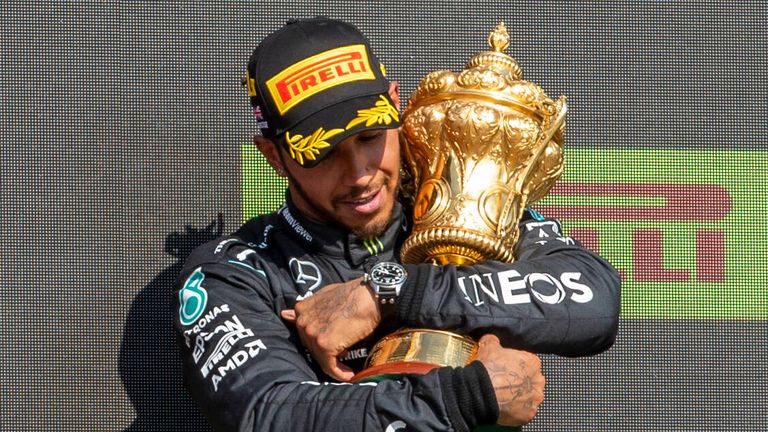 Lewis Hamilton lässt sich nach dem Großen Preis in Silverstone von den Fans feiern.