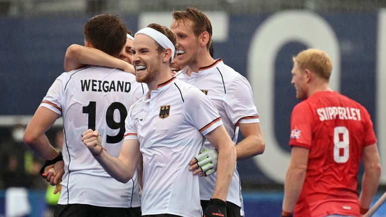 Die deutschen Hockey-Männer siegen gegen Großbritannien und stehen kurz vor dem Einzug ins Viertelfinale. 
