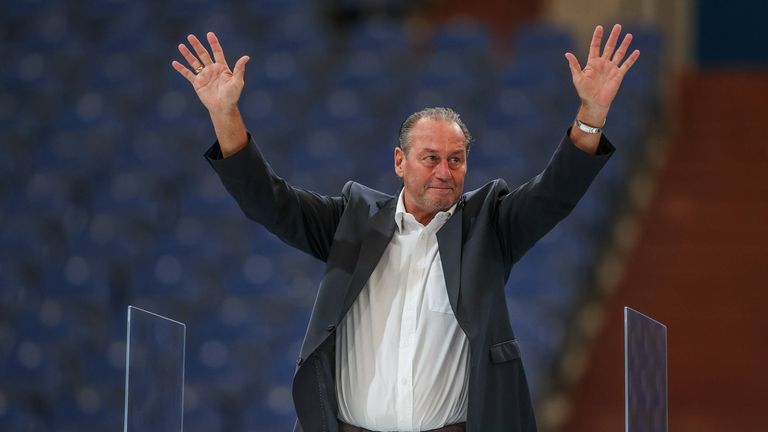 Huub Stevens war sichtlich gerührt bei seiner Verabschiedung aus dem Aufsichtsrat.