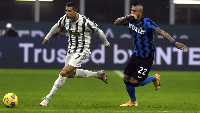 Inter Mailands Arturo Vidal mit dem bekannten Logo auf der Brust.