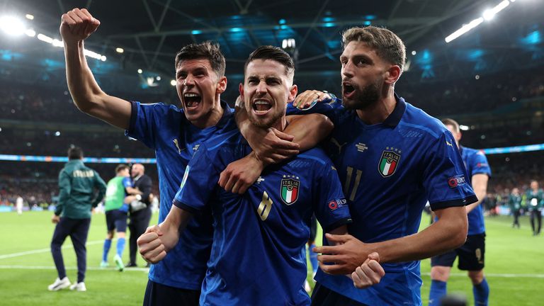 Italien feiert den EM-Finaleinzug nach Elfer-Schießen.