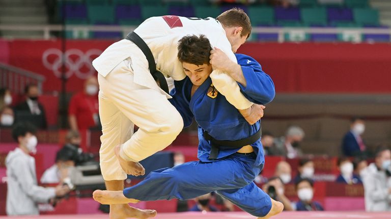 Judoka Eduard Trippel (blauer Anzug) verliert im Finale ganz knapp, kann sich aber über die Silbermedaille freuen. 