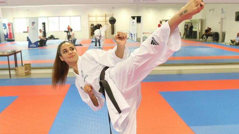 Zum ersten Mal bei Olympischen Sommerspielen werden Karate-Wettbewerbe ausgetragen. Bereits 2012 und 2016 bewarb sich der Verband, in Tokio wurde die Sportart dann aufgrund der Popularität in Asien in das Programm aufgenommen.