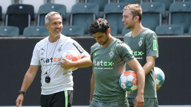 Christoph Kramer (r.) im Gespräch mit Trainer Adi Hütter (l.).