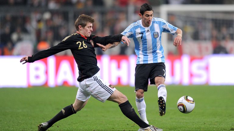 Am 3. März 2010 gibt Toni Kroos gegen Argentinien sein Länderspiel-Debüt. Bundestrainer Jogi Löw wechselt ihn in der 67. Minute für Thomas Müller ein