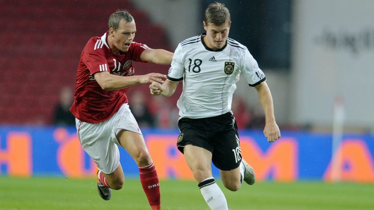 Gegen Dänemark (11.8.2010) absolviert Kroos sein erstes Spiel über die vollen 90 Minuten.