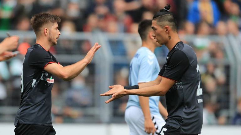 Romano Schmid (l.) und Kyu Hyun Park bei einem Testspiel für Werder Bremen.