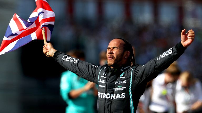 Lewis Hamilton lässt sich nach dem Großen Preis in Silverstone von den Fans feiern.