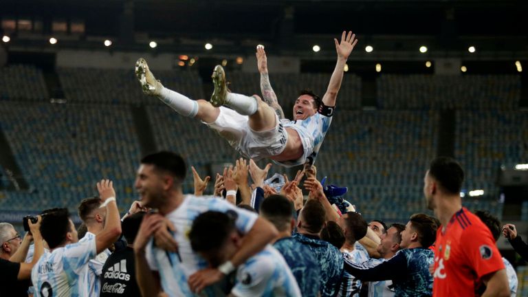 Lionel Messi wird von seinen Mitspielern gefeiert.