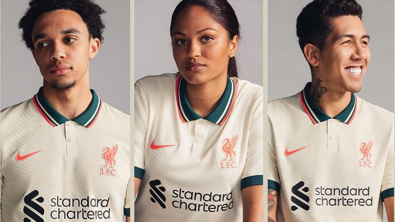 Das neue Auswärtsjersey des FC Liverpool ist in einem klassischen weiß gehalten. Vervollständigt wird das Trikot mit neon-orangen Akzenten sowie einem 96-Emblem im Nackenbereich. (Quelle: https://www.liverpoolfc.com/)