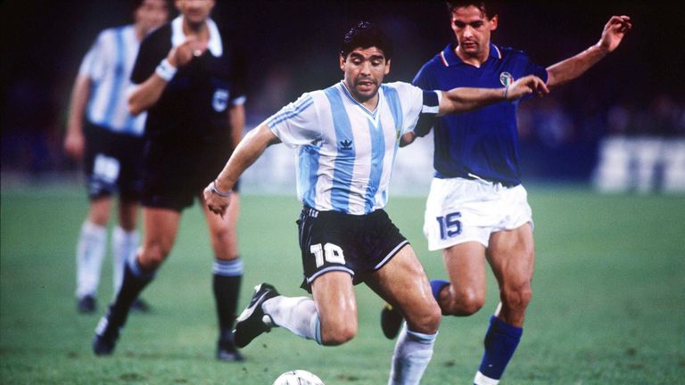 WM-Halbfinale 1990: Italien und Roberto Baggio (r.) versuchen Argentinien und Diego Maradona zu stoppen. 
