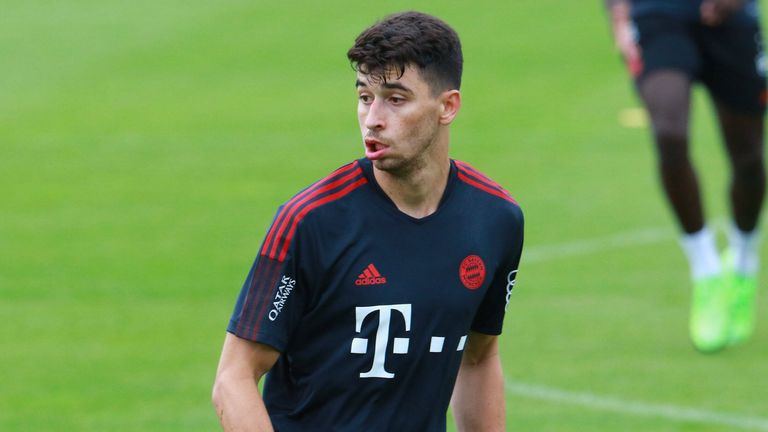 Der FC Bayern muss zudem mehrere Wochen auf Marc Roca verzichten. Im Training zog er sich einen Außenbandriss im linken Sprunggelenk zu.