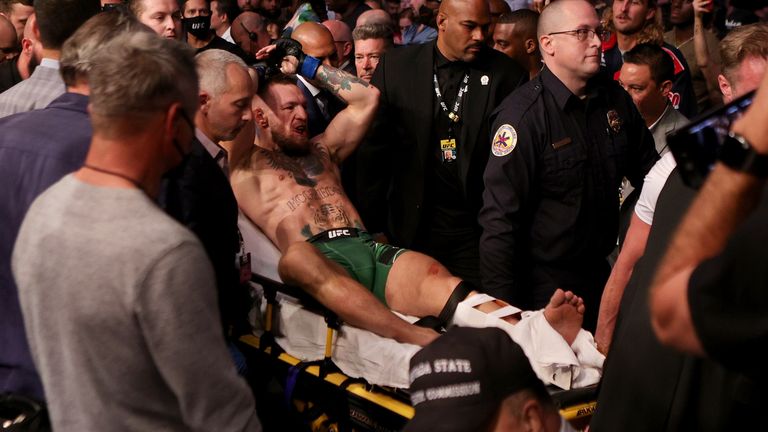 Connor McGregor bricht sich im Kampf gegen Dustin Poirier  das Bein.