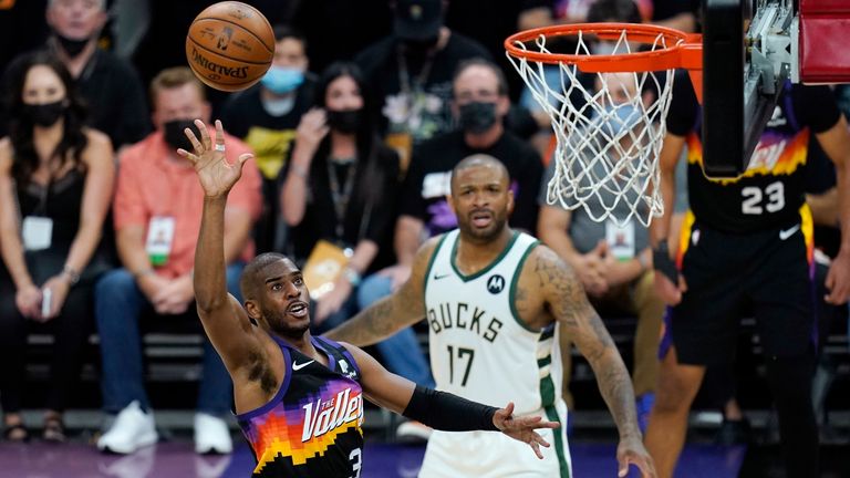 Chris Paul (l.) führt seine Phoenix Suns zum Sieg im ersten Spiel der NBA-Finals