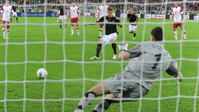 Gegen Polen erzielt er am 6. September 2011 per Elfmeter sein erstes von 17 Toren im DFB-Dress.