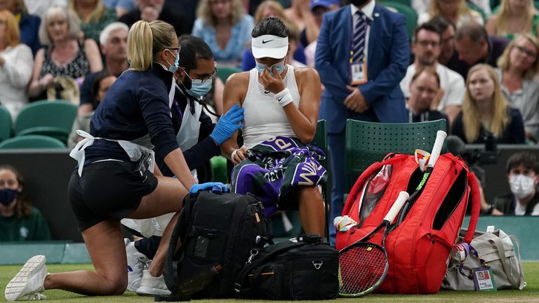 Emma Raducano muss im zweiten Satz behandelt werden.