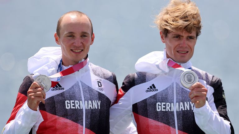 Das deutsche Ruder-Duo Jonathan Rommelmann und Jason Osborne gewinnen in Tokio die Silbermedaille. 
