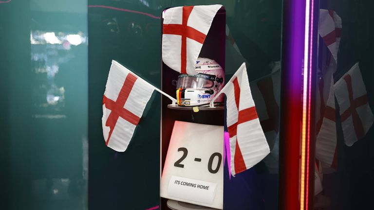 Mit England-Fahnen und dem Spielergebnis verziert findet Sebastian Vettel seinen Helm vor. 