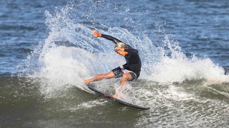 Ab in die Wellen geht es beim Surfen, das erstmals im Olympia-Programm auftaucht. Jeweils 20 Frauen und 20 Männer treten in zwei Wettbewerben auf dem Kurzbrett an. Je anspruchsvoller die Manöver, desto mehr Punkte erhalten die Wellenreiter.