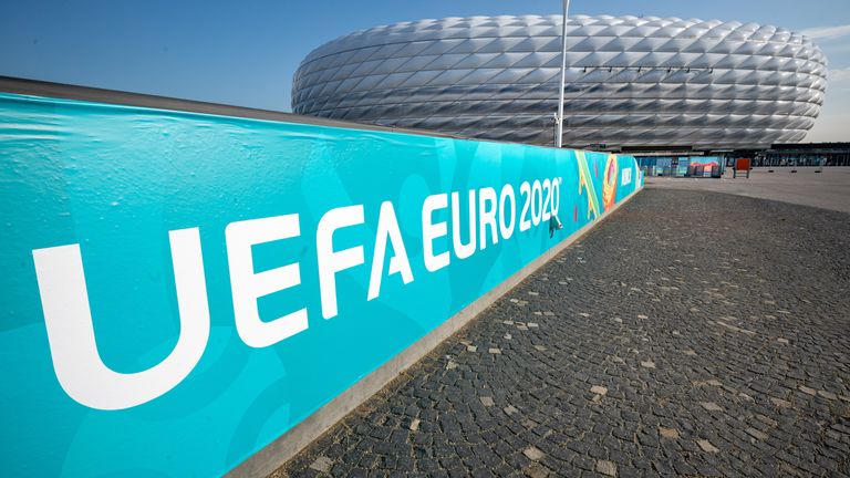 Fußball-Fans haben aus Protest zahlreiche Banner der UEFA, mitgehen lassen.

