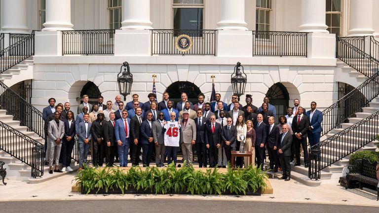 Die Super-Bowl-Sieger Tampa Bay Buccaneers haben US-Präsident Joe Biden im Weißen Haus besucht.