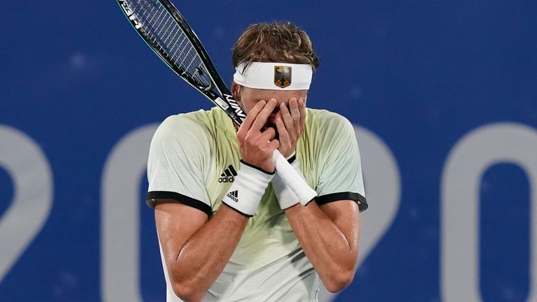Alexander Zverev bricht nach seinem Sieg gegen Novak Djokovic und den damit einhergehenden Finaleinzug in Tränen aus. 