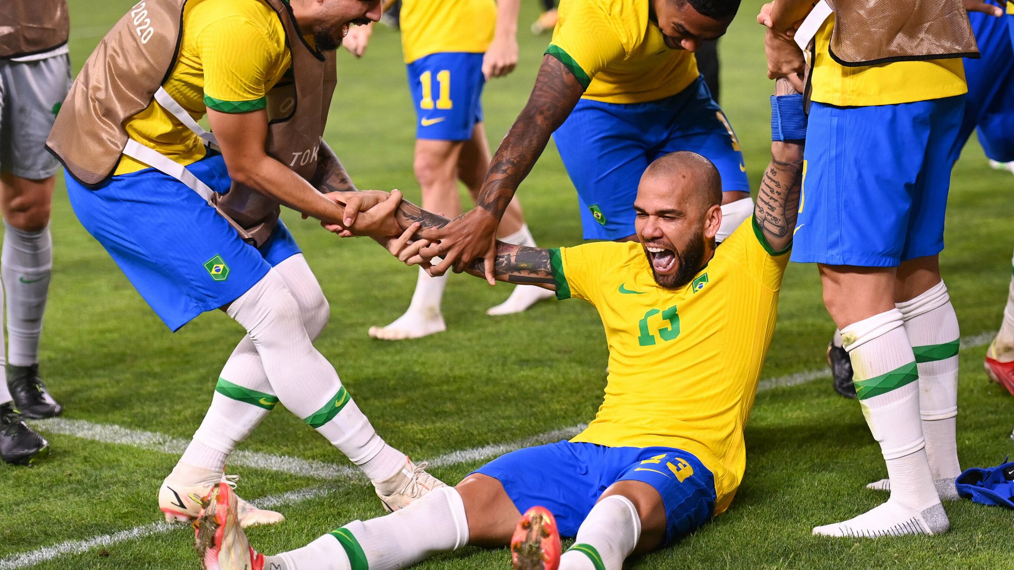 Olympia 2021: Alves will mit Brasilien Gold im Fußball ...