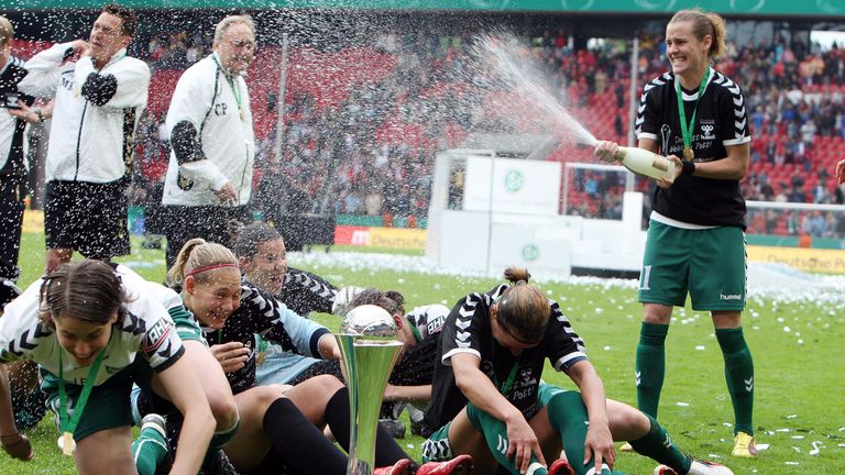2009/2010: 1. FCR 2001 Duisburg am 10. Mai 2010 im RheinEnergieStadion Köln, Finale
FCR 2001 Duisburg - FF USV Jena 1:0 (0:0)
