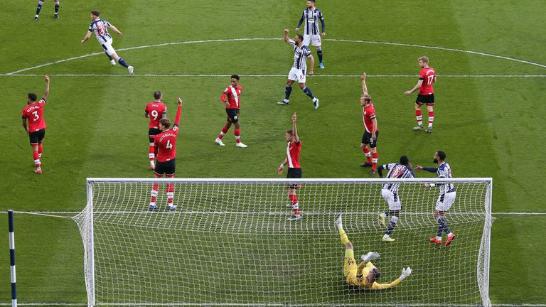 Demnach werden in strittigen Situationen nun breitere Abseits-Linien auf die Spieler gelegt. Überlappen sich diese, soll auf Nicht-Abseits und dementsprechend auf gleiche Höhe entschieden werden. Im Sinne der Gerechtigkeit dürfte das nicht sein.