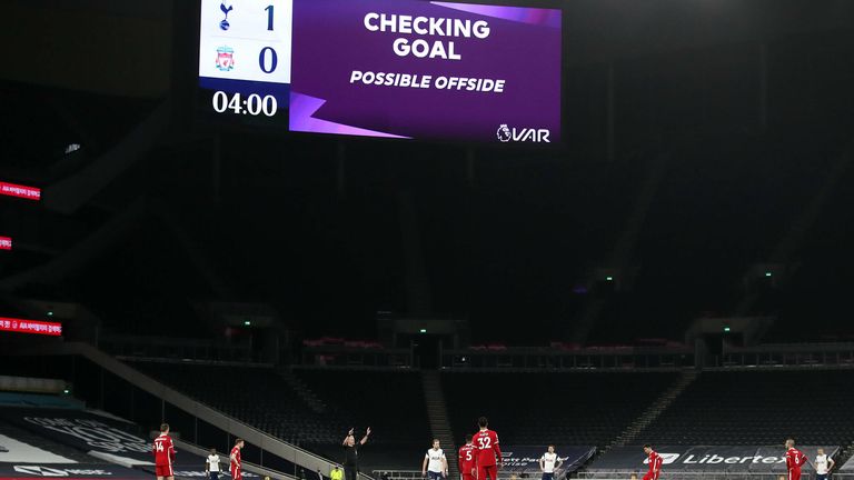 Abseits: Im Zweifel für den Angreifer? Auch in Bezug auf die Abseitsentscheidungen werden die Schiedsrichter einer neuen Leitlinie folgen. Vor allem der VAR wird hier in der kommenden Saison neue Techniken als Bewertungsgrundlage hinzunehmen. Demnach werden in strittigen Situationen breitere Abseits-Linien auf die Spieler gelegt. Überlappen sich diese, soll auf Nicht-Abseits und dementsprechend auf gleiche Höhe entschieden werden. 