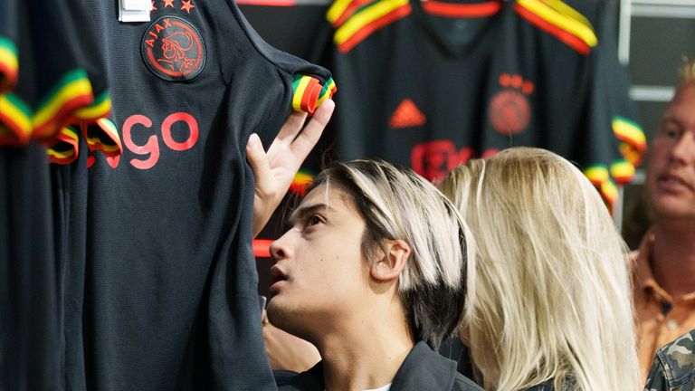Und die Fans? Strömen bereits in die Ajax-Shops. Schon jetzt gilt das Bob-Marley-Trikot als Verkaufsschlager. (Bildquelle: https://twitter.com/AFCAjax)