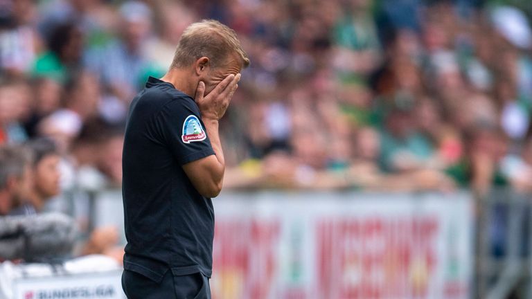 Bremen-Coach Markus Anfang kann nicht mehr hinsehen.