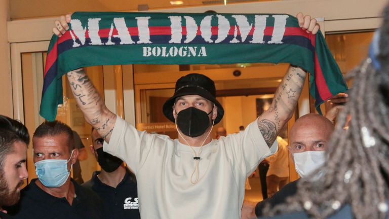 Marko Arnautovic mit dem Schal des FC Bologna.