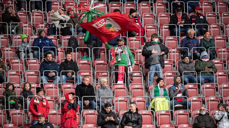 FC Augsburg - TSG Hoffenheim (Sa., 15.30 Uhr), Geplante Auslastung: 10.700, Kapazität: 30.660, Weitere Informationen: Die Augsburger haben den Gästen aus Hoffenheim ein Ticket-Kontingent zur Verfügung gestellt, ein Ausnahmefall in Coronazeiten.