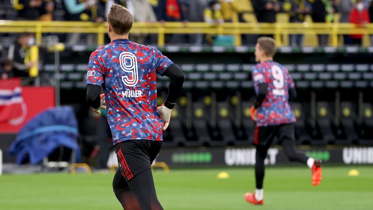 Die Bayern-Stars machen sich in Gedenken an den verstorbenen Gerd Müller in besonderen Shirts warm.
