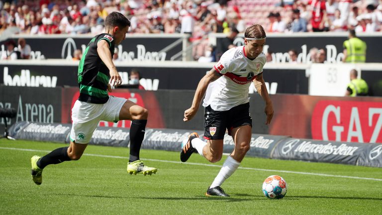 Borna Sosa spielte wie der gesamte VfB Stuttgart gegen Greuther Fürth bärenstark. Der Außenverteidiger steuerte mit drei Assists einen großen Teil zum Erfolg bei. Doch er war nicht der einzige, dem so viele Vorarbeiten gelangen...