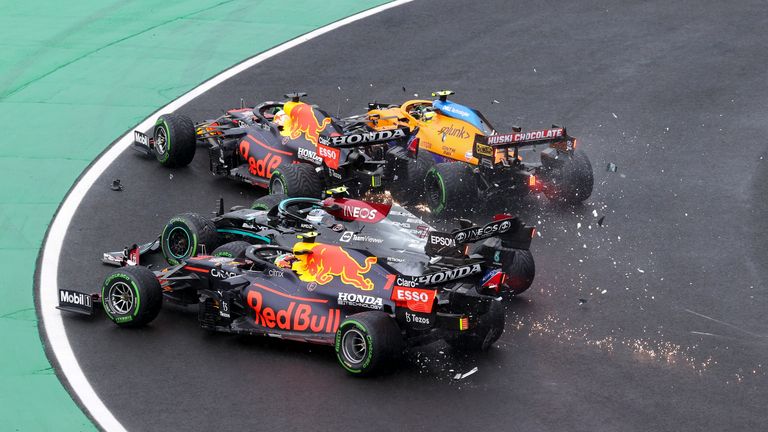 In der ersten Runde beim Großen Preis von Ungarn kam es zu einer Crash-Kettenreaktion.