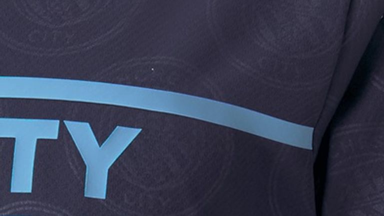 Auf dem Trikot von Man City stechen die vielen Logos ins Auge. (Quelle: https://shop.mancity.com/)