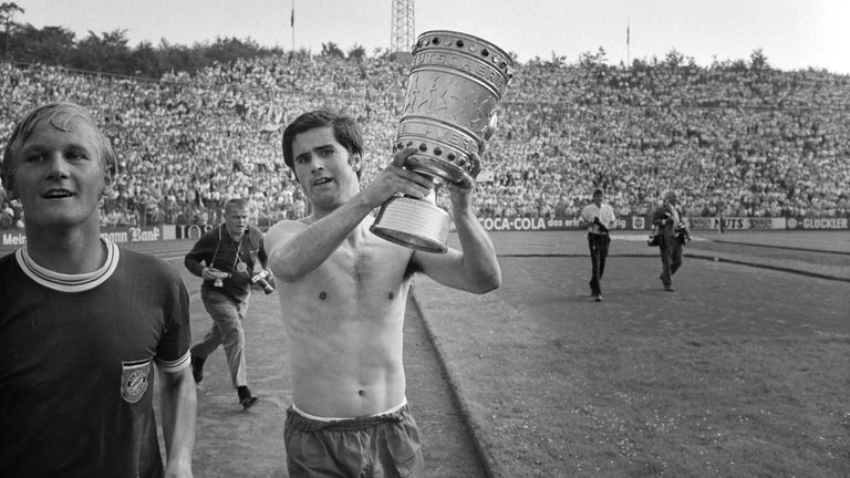 Die selbe Anzahl hat er auch an DFB-Pokalsiegen vorzuweisen: 1966, 1967, 1969 und 1971.