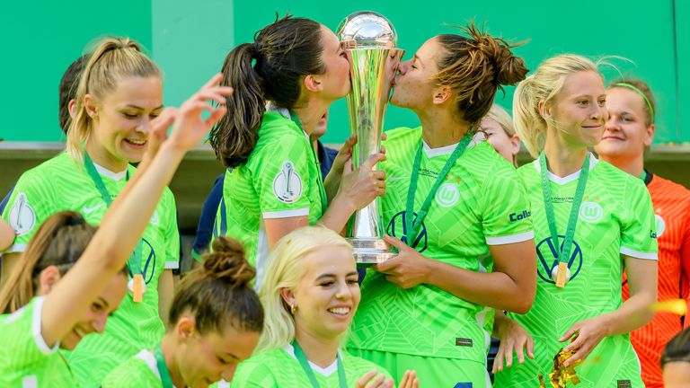 In der letzten Saison holten sich die Wolfsburgerinnen den DFB-Pokal der Frauen. Wer gewinnt diesmal?