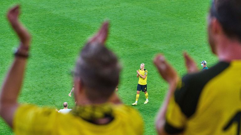 Die Dortmunder Fans feiern Erling Haaland nach seiner Gala beim 5:2-Sieg gegen Eintracht Frankfurt.