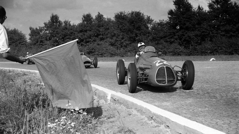 Deutschland 1952: Felice Bonetto dreht sich mit seinem Maserati und wird daraufhin angeschoben. Diese Hilfe von außen ist irregulär.